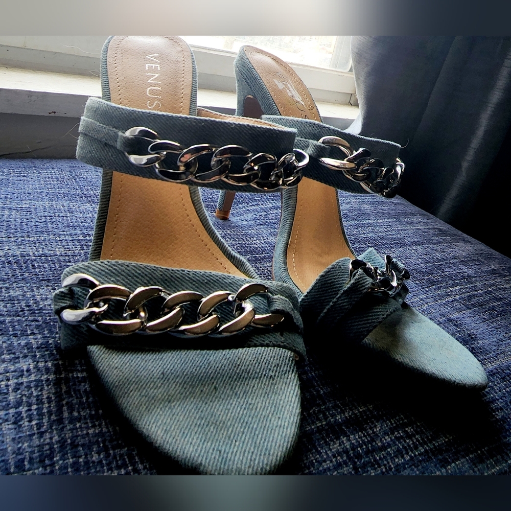 Women's 7 1/2 4 1\2 inch heels Venus blue Jean silver chain link sandals
